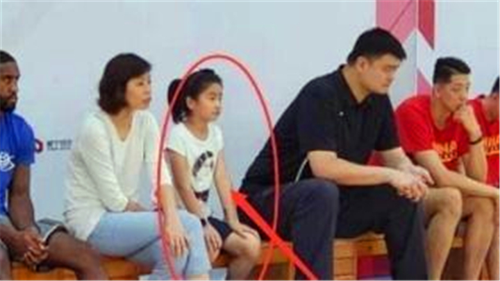 姚明女儿11岁身高超过1米7,姚明的女儿打篮球有多厉害