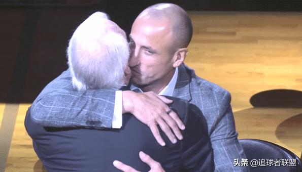 马努拥抱波波,马努最后一场波波维奇叫马努上场