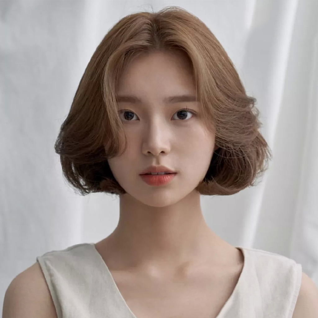 适合圆脸烫发发型女2020流行发型,直发型女2020流行发型中长发减龄