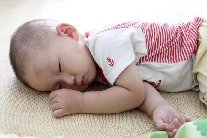 宝宝从80厘米床掉下来怎么办,婴儿坠床摔到头后多久脱离危险