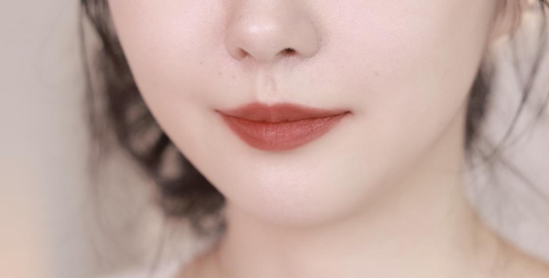 薄唇素颜怎么涂口红,厚唇涂口红日常妆