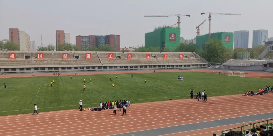 清华化工男足时隔11年再夺冠军！老博士泪洒现场激情解说大放送