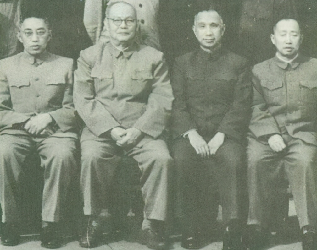 55年新军装设计出现争议，陈赓一句话逗笑全场，叶帅：你这个家伙