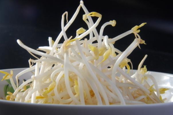 买豆芽怎么挑选,买回来的豆芽怎么快速去根