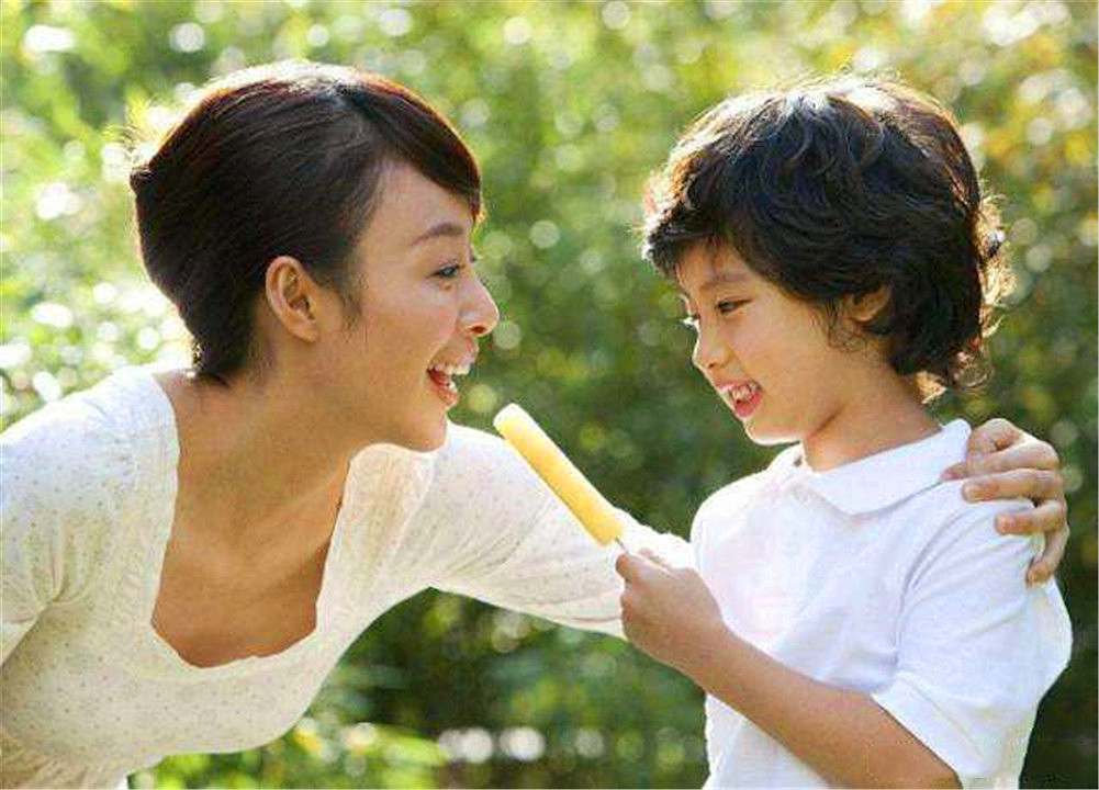 这是给自己生了个情敌吧？女儿太黏爸爸，妈妈欲哭无泪