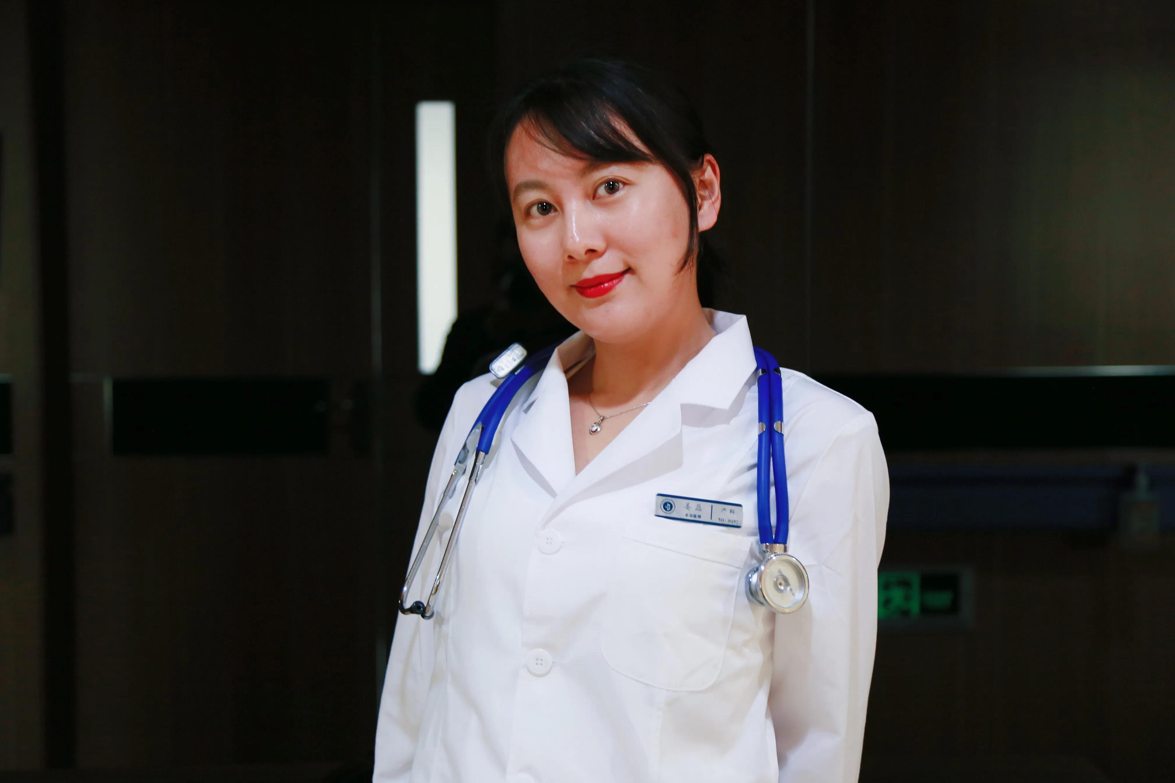 宝宝手脚干裂起皮怎么办,手脚干裂脱皮还有点疼怎么回事