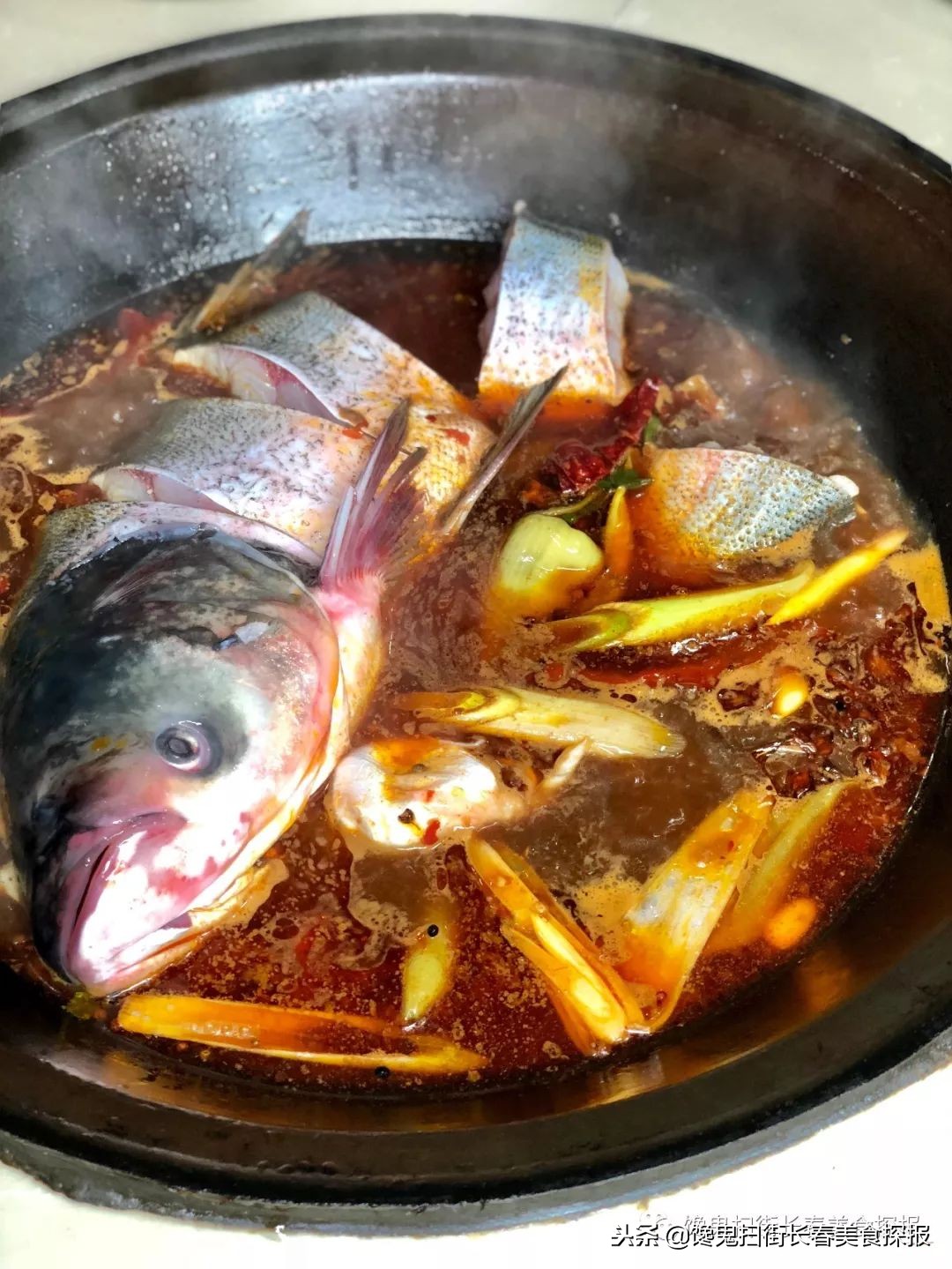 南湖别墅区藏个旧屯子，铁锅炖鱼天天爆满据说空姐都吃胖了！