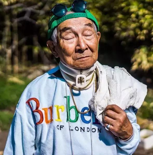 大爷一夜之间变成帅哥,农村大爷变型男