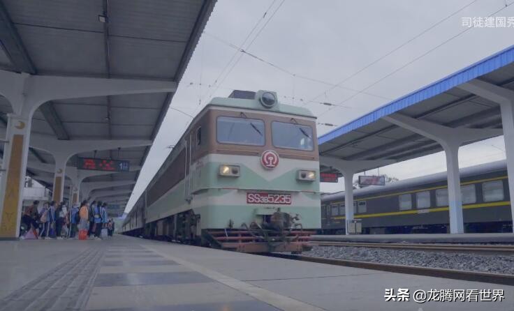 「龙腾网」英国小哥不坐高铁坐“慢车”,理由感人