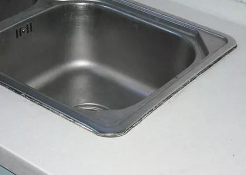 厨房的玻璃胶发霉变黑怎么去除,洗手盆的玻璃胶变黑了怎么去除