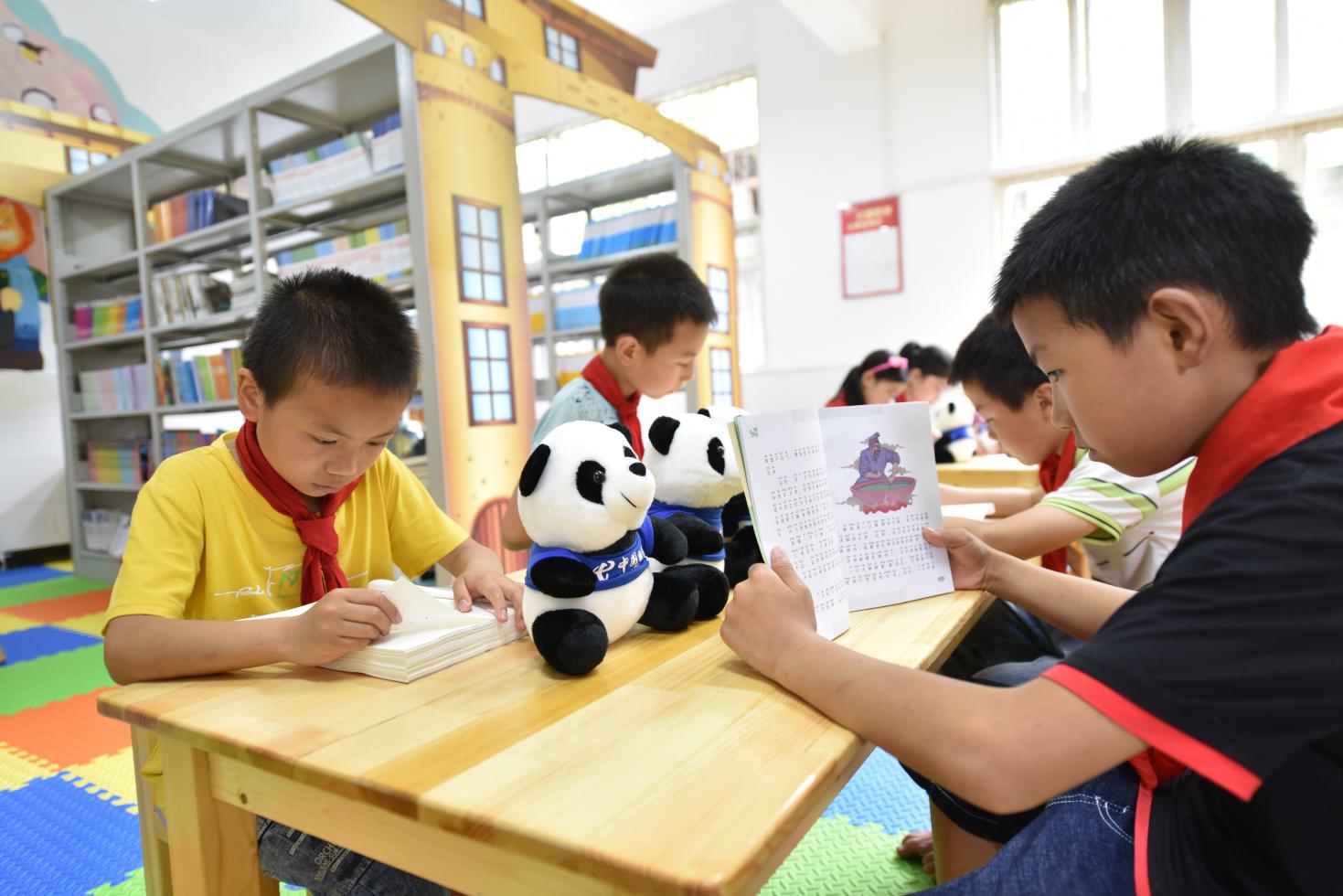 当从未进过影院的山里娃遇见露天电影，duang