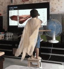 三个傻子跟我一块踢球gif,和两傻子在一起踢球gif