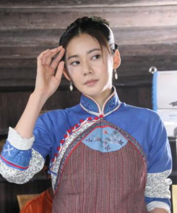 她是中国知名的韩国演员，从小被母亲诅咒“去死”，还被骗拍裸照