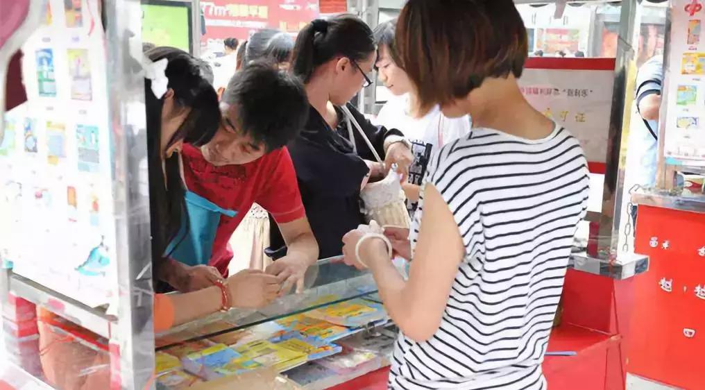 25亿奖金没人领，半年损失326亿！全国最大“连锁店”，卖不动了