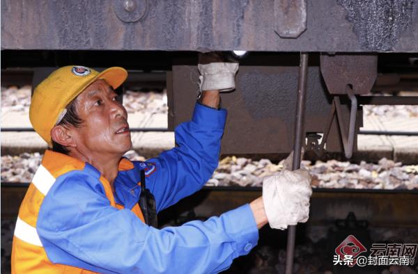 列车检车员叶红武在岗42年，每天12小时，安全检车43万8千余辆