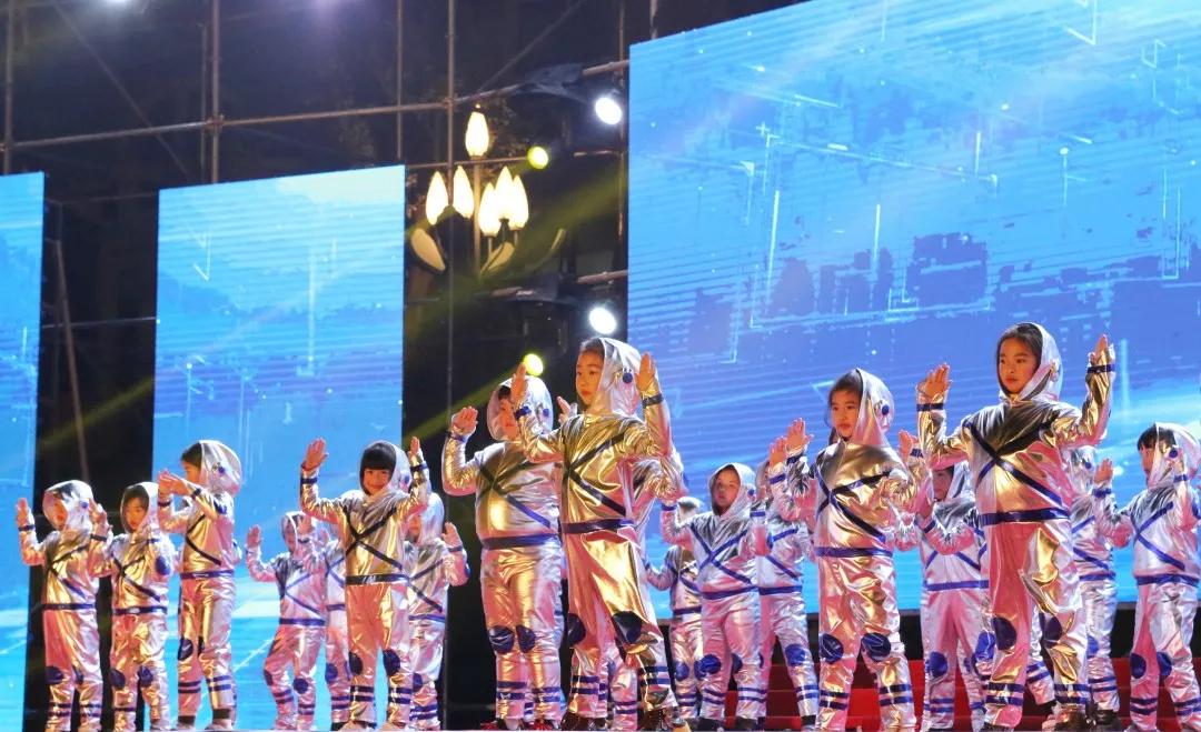 小县城学校元旦晚会活动,小学生青春筑梦砥砺前行文艺汇演