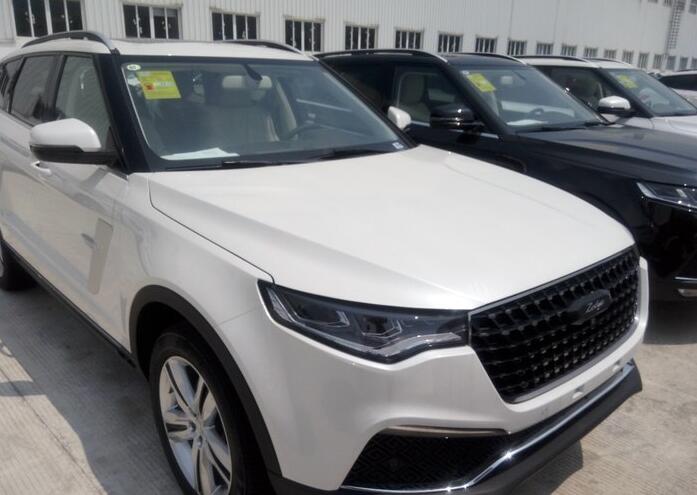 女车主因为内饰好看，买了这款SUV，结果下雨天开出门就漏水