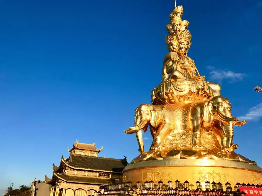 躺酒店床上看风景,躺在星级酒店房间床上看电视