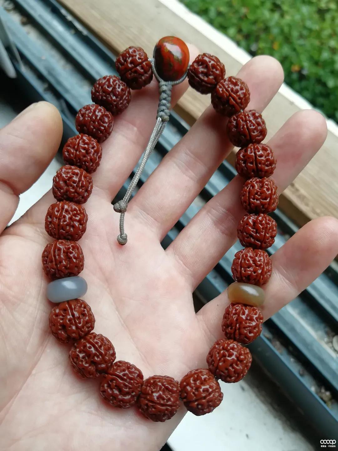 他试了一瓶“印度神油”,盘串6年,包浆妙啊