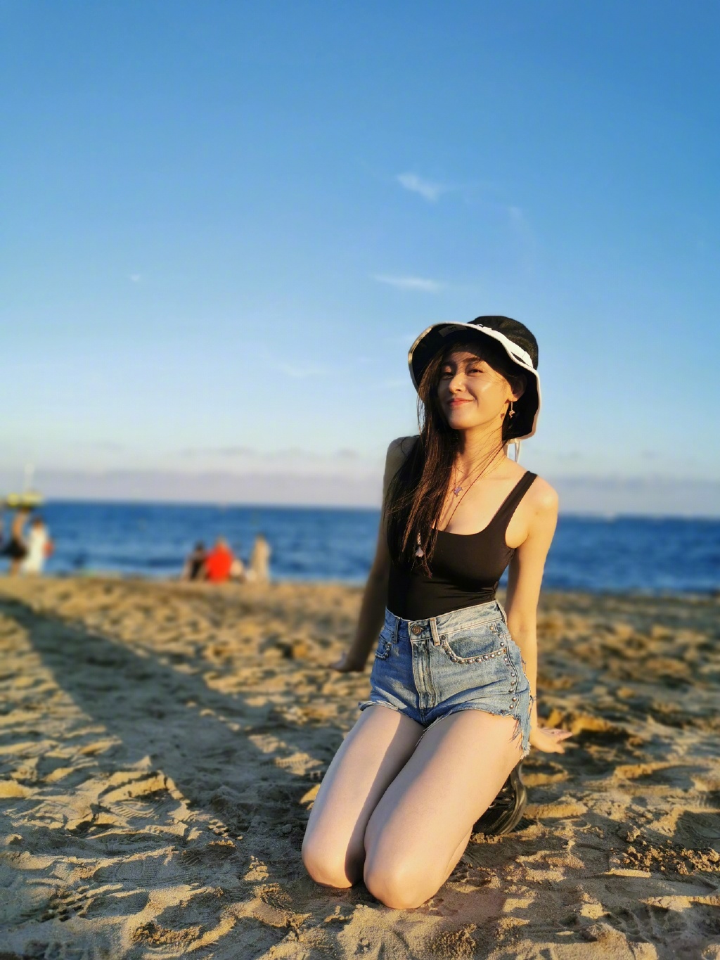 张天爱夏日清凉穿搭,张天爱黑色连体衣超显瘦