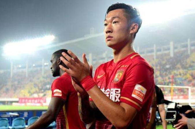 从4号改穿12号，恒大25岁天才仅登场8分钟：不愿放弃800万高薪