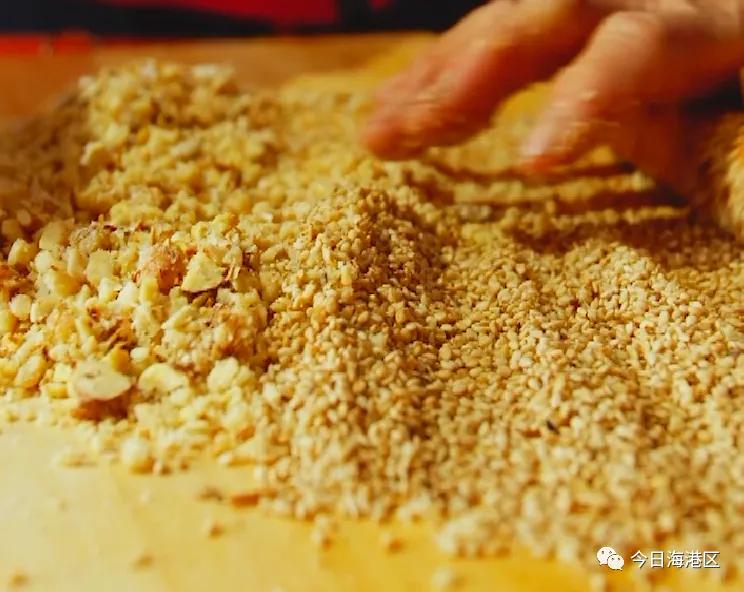 中秋节月圆之时家人团聚吃月饼,月圆人团圆不用等待的团聚更美味