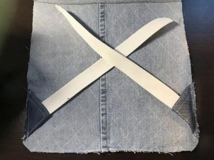 旧牛仔裤的废物利用改造,牛仔裤改双肩背包教程