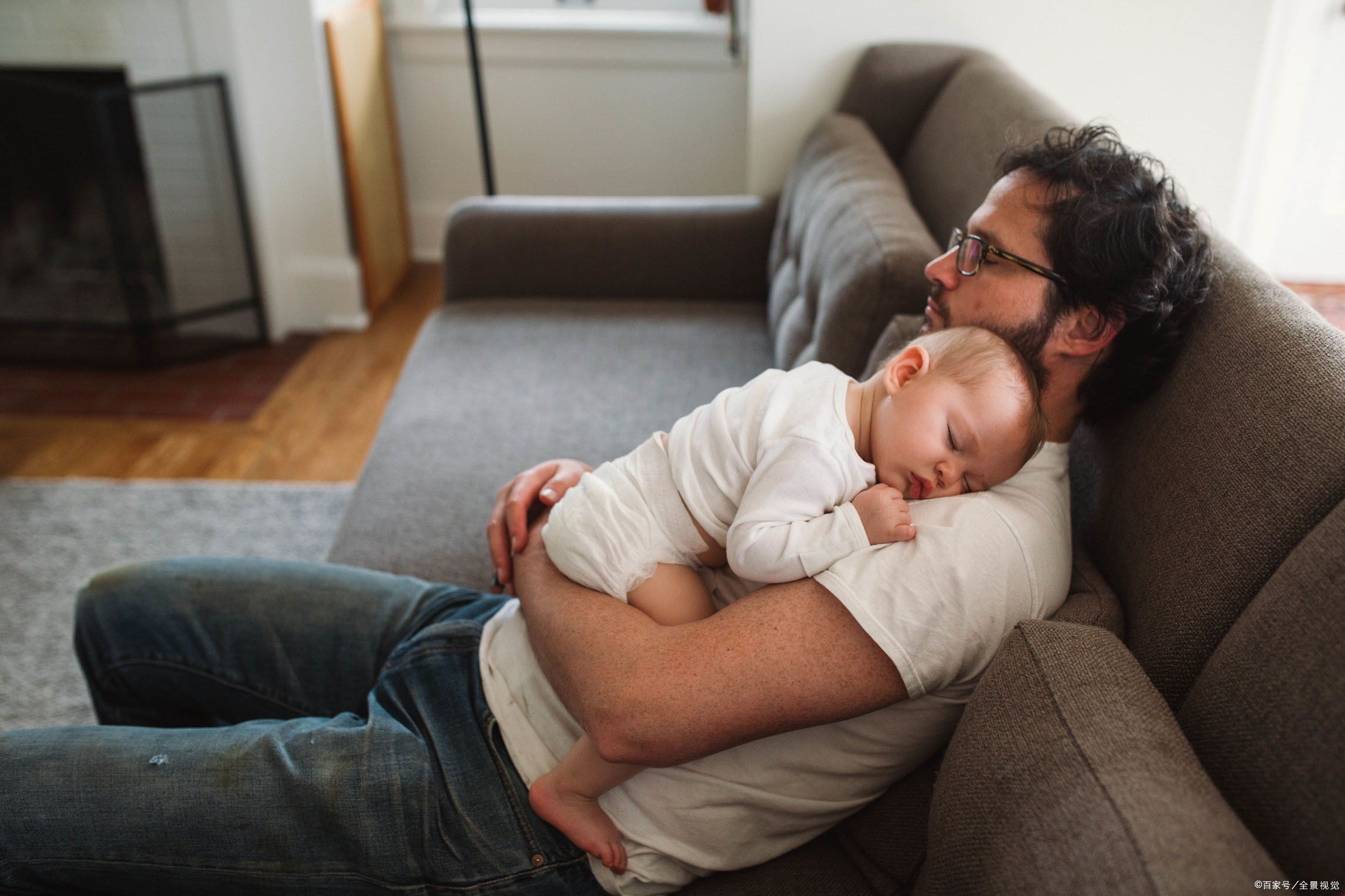 2-3月宝宝一到晚上就哭闹怎么回事,2-3个月宝宝晚上哭闹不止的原因