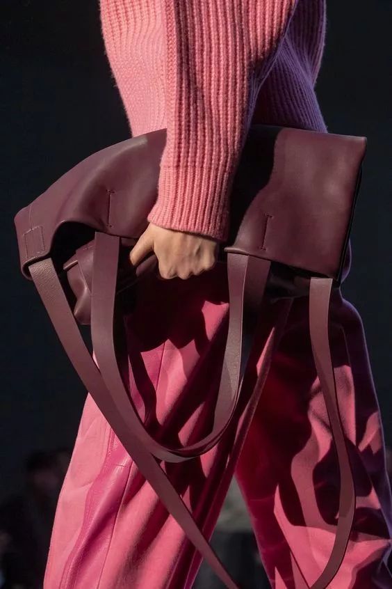 今年流行什么款式的女士大包 (今年流行的超级大包)