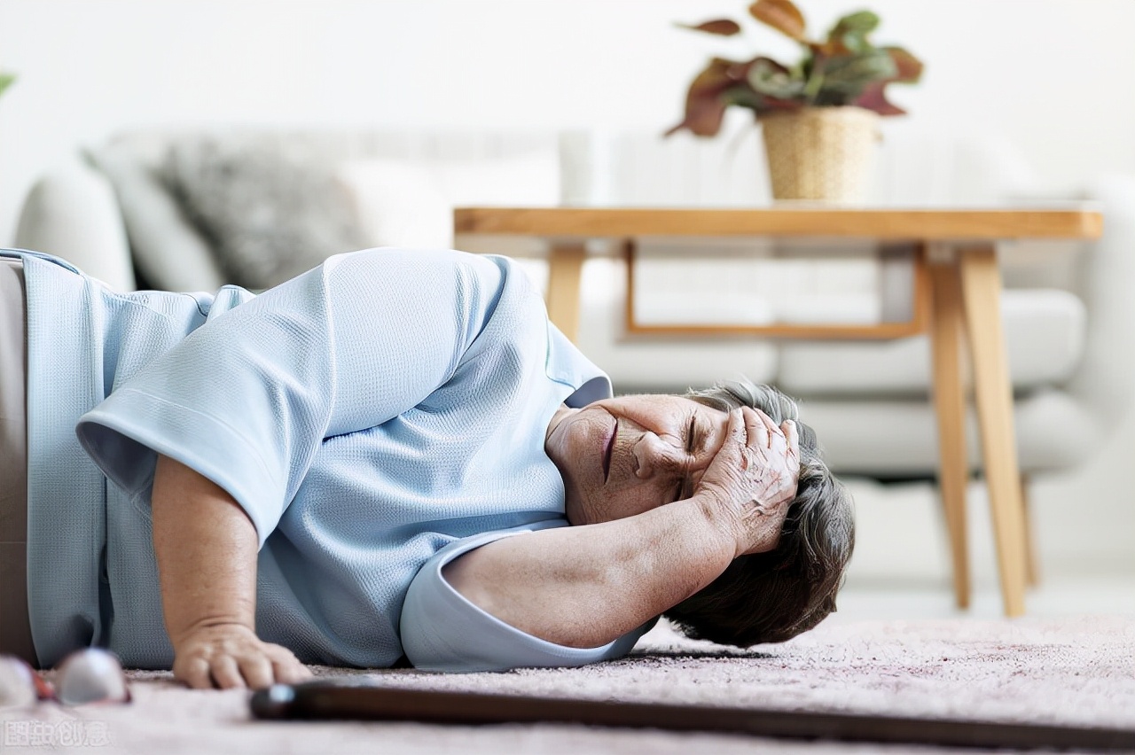老年人跌倒紧急处理方法,老年人突然跌倒怎么回事