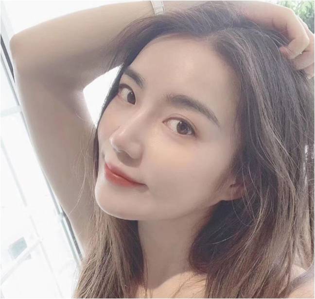 CC出了个小靓颖，对方会唱多种语言歌曲，身高碾压冯提莫