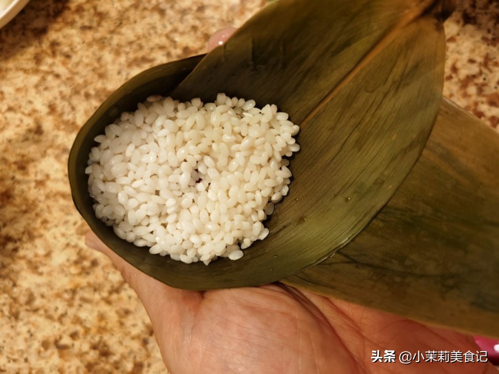 煮粽子叶子的时候要加什么,煮粽子怎样使叶子不变黄
