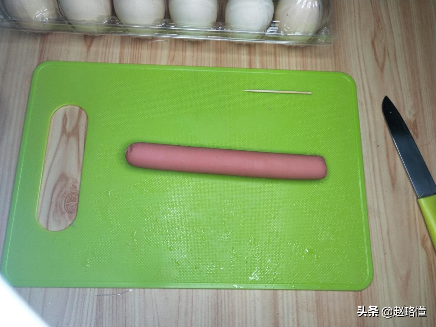 用火腿肠做心形煎蛋加面包,电饼铛做火腿肠心形煎蛋