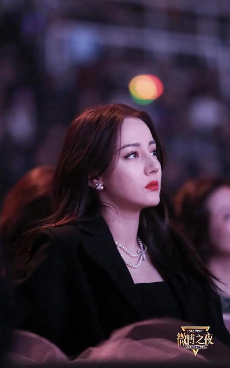 微博之夜赵丽颖杨幂一起走红毯 (杨幂赵丽颖微博之夜美图对比)