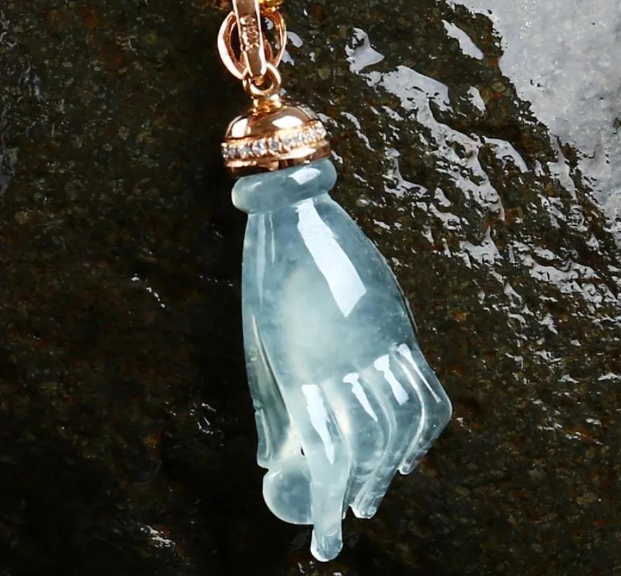 被誉为“福气之手”的翡翠佛手有啥款式？翡翠佛手适合哪些人戴？