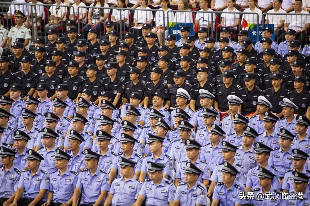 武汉军运会火种点燃,武汉迎军运五星红旗