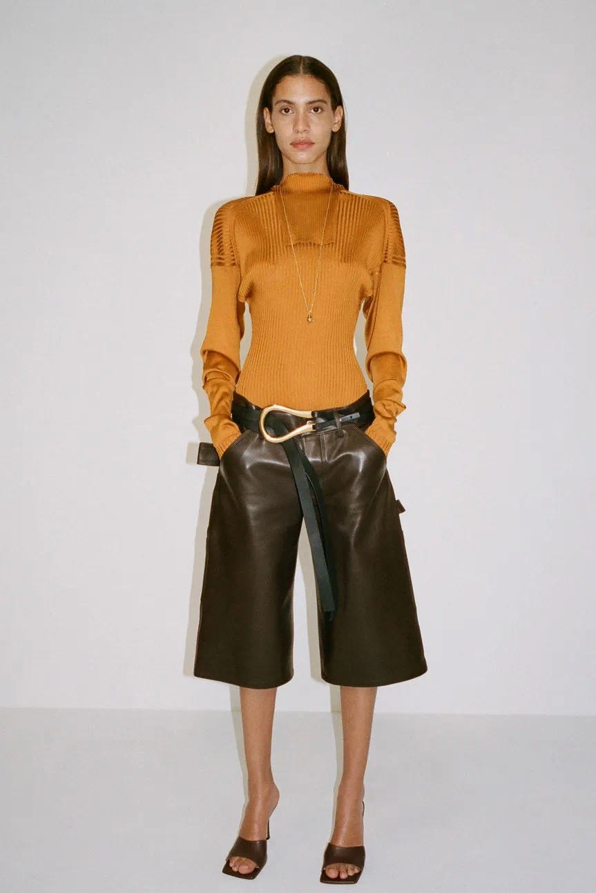 吴昕吊带露背装,吴昕穿红色中筒袜