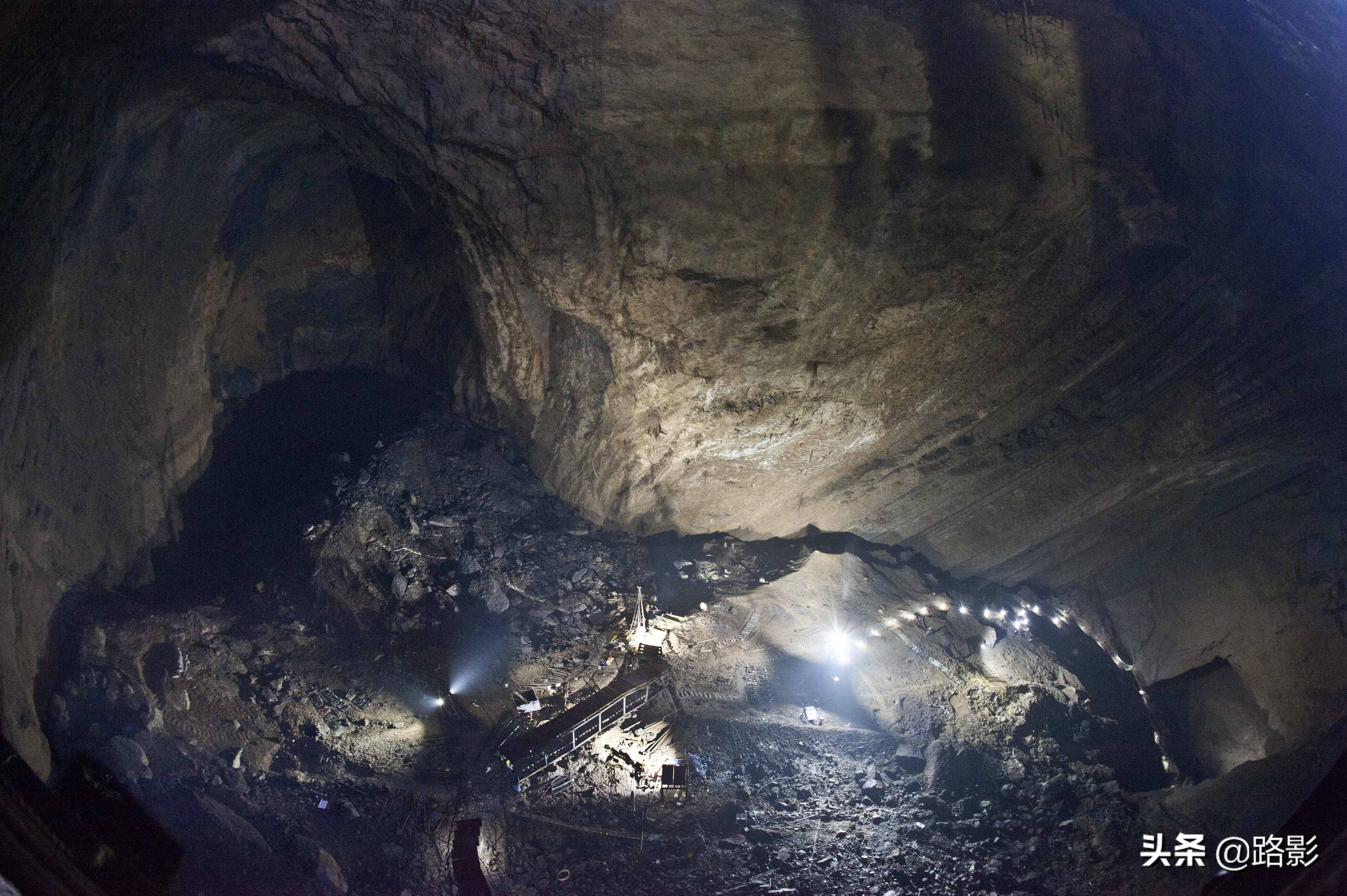 中国高铁隧道,溶洞铁路隧道