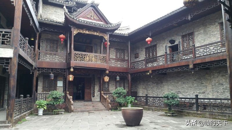中国最美丽的小城，历经沧桑翘檐如翼的吊脚楼，缓缓流淌的沱江