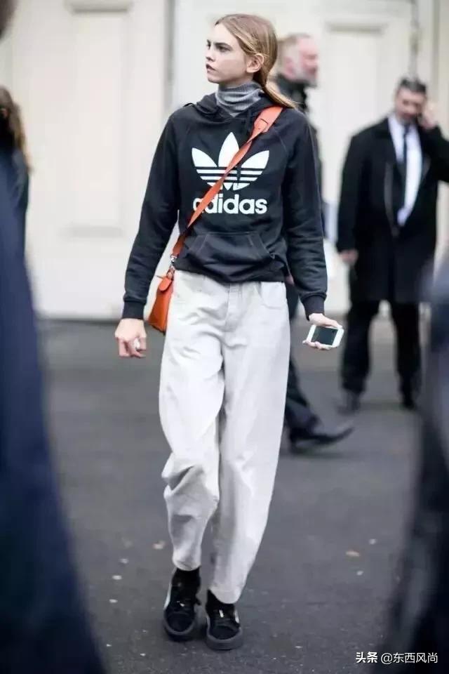 卫衣里面穿高领打底衫,高领卫衣加绒的穿搭