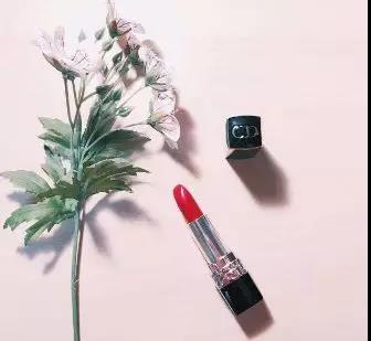 “口红一哥”李佳琦，旅行出门带哪只口红？