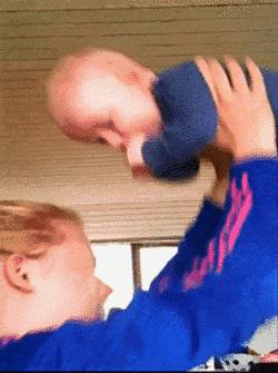 宝宝吐奶有没有什么土办法啊,宝宝吐奶很清像水怎么推拿