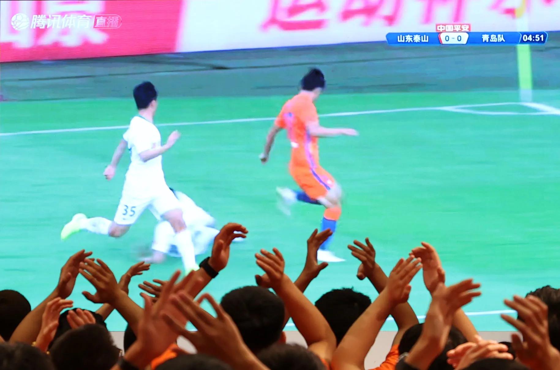 愿岁月可回首且以深情共白头解释,青葱岁月已逝唯有足球不可辜负