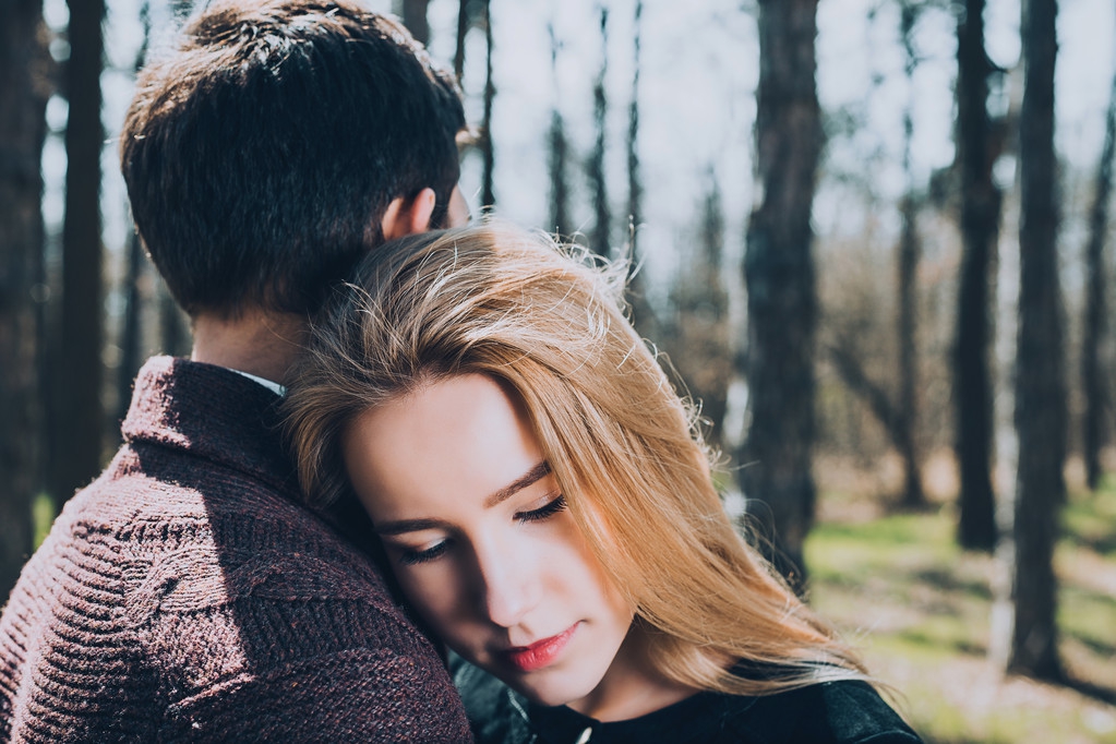 爱上一个不能在一起的女人怎么办,爱上一个不能在一起的女生怎么办