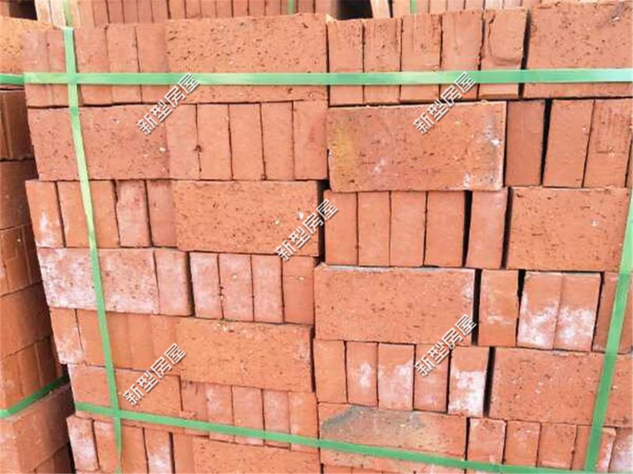 刚砌好的墙全是白霜怎么办,红砖砌墙完后泛白是怎么回事