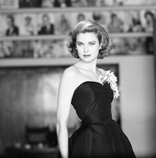 上世纪15位欧美女明星历史照片，梦露红裙侧身撩发，天使赫本领衔