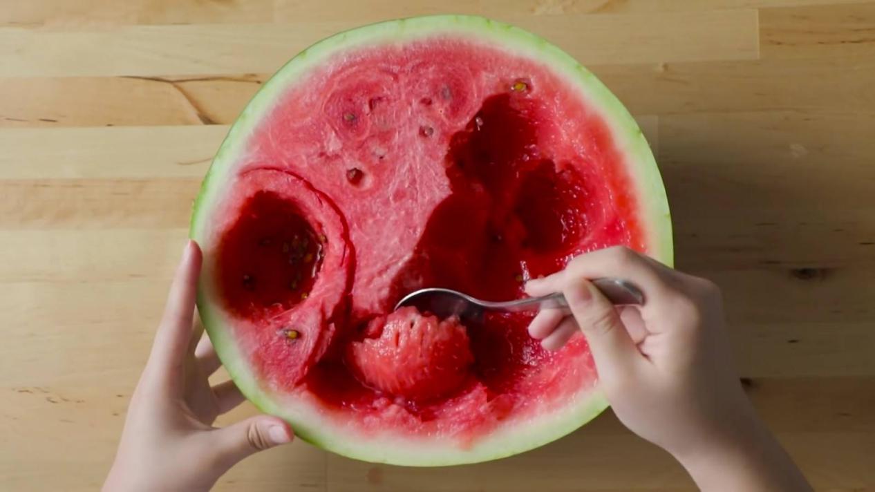 吃西瓜到底用不用吐种子,吃西瓜要不要吐瓜子