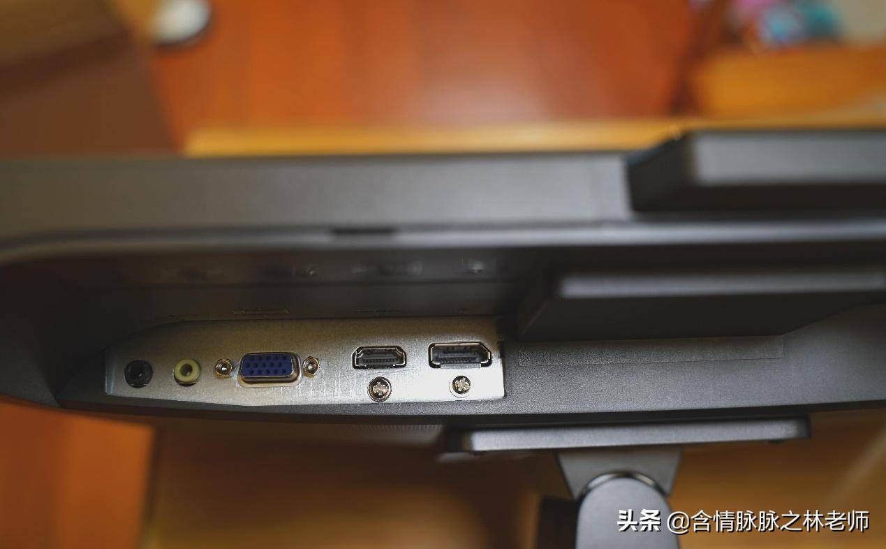 办公桌面打造,笔记本桌搭外接显示器精致布局