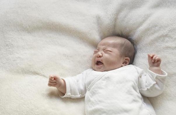 宝宝拍了嗝还吐奶是什么原因,宝宝拍过嗝还吐奶怎么回事