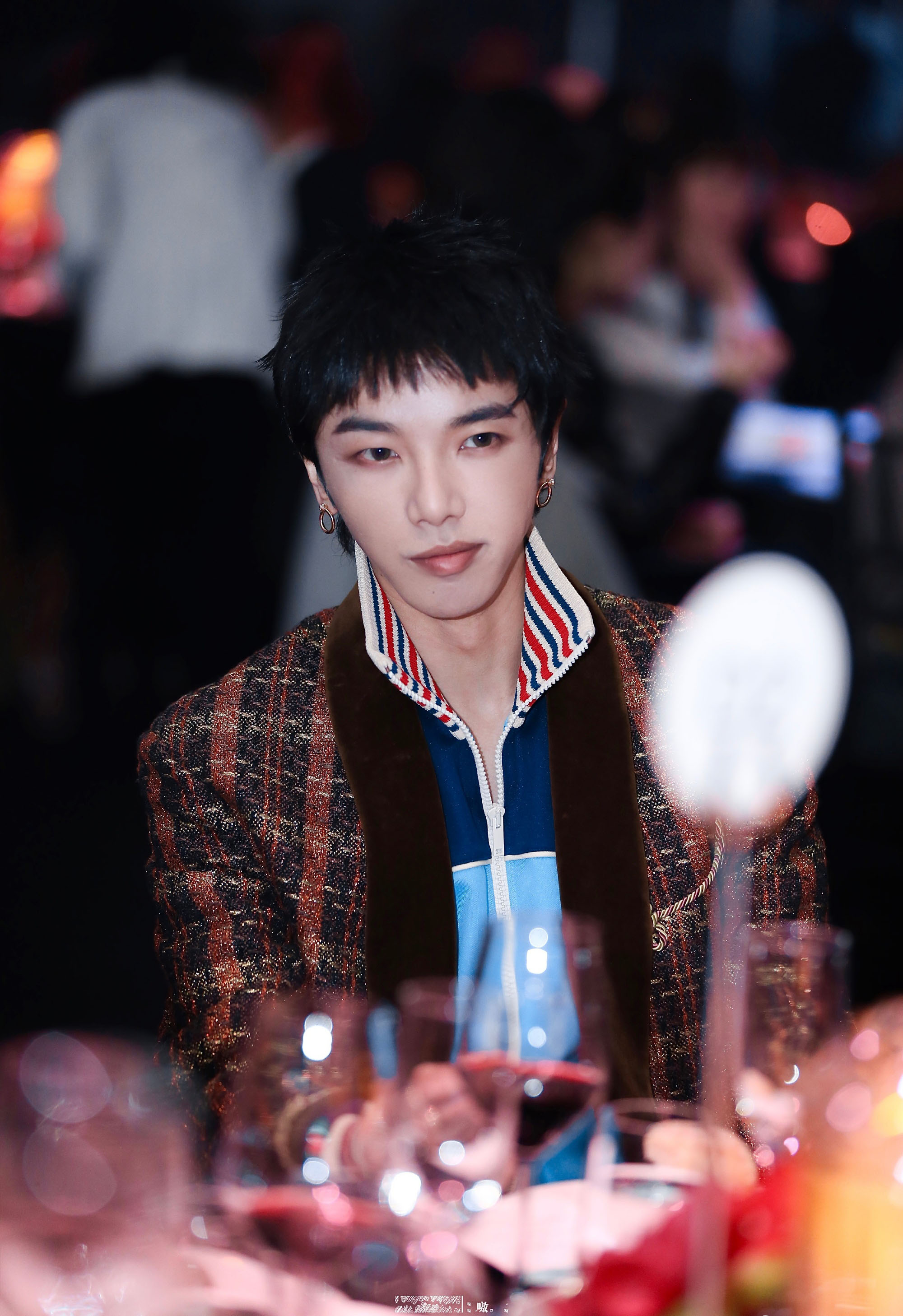 华晨宇同款棒球服搭配,华晨宇黑色西服穿搭图片